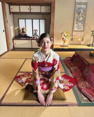 Yuko Araki Instagram - 今日は"さよならマエストロ〜父と私のアパッシオナート〜"の制作発表がありました‼︎
来てくださった皆様ありがとうございました♡
とても和やかな雰囲気の中、素敵な時間を過ごすことができました☺️

成人の日ということで #スマホで写真年賀状 の撮影時に着させていただいた素敵なお着物での写真を☺️

成人を迎えられた皆様、おめでとうございます‼︎
周りの人を大切に、そして自分自身が自分の一番の味方でいてあげてください。
自分を信じてこれからも進んでいってくださいね☺️