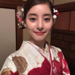 Yuko Araki Instagram – 今日は”さよならマエストロ〜父と私のアパッシオナート〜”の制作発表がありました‼︎
来てくださった皆様ありがとうございました♡
とても和やかな雰囲気の中、素敵な時間を過ごすことができました☺️
成人の日ということで #スマホで写真年賀状 の撮影時に着させていただいた素敵なお着物での写真を☺️
成人を迎えられた皆様、おめでとうございます‼︎
周りの人を大切に、そして自分自身が自分の一番の味方でいてあげてください。
自分を信じてこれからも進んでいってくださいね☺️
