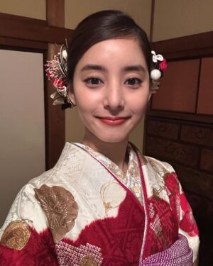 Yuko Araki Instagram - 今日は"さよならマエストロ〜父と私のアパッシオナート〜"の制作発表がありました‼︎
来てくださった皆様ありがとうございました♡
とても和やかな雰囲気の中、素敵な時間を過ごすことができました☺️

成人の日ということで #スマホで写真年賀状 の撮影時に着させていただいた素敵なお着物での写真を☺️

成人を迎えられた皆様、おめでとうございます‼︎
周りの人を大切に、そして自分自身が自分の一番の味方でいてあげてください。
自分を信じてこれからも進んでいってくださいね☺️