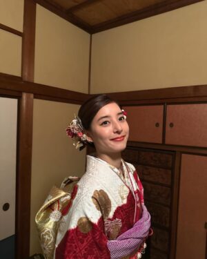 Yuko Araki Instagram - 今日は"さよならマエストロ〜父と私のアパッシオナート〜"の制作発表がありました‼︎
来てくださった皆様ありがとうございました♡
とても和やかな雰囲気の中、素敵な時間を過ごすことができました☺️

成人の日ということで #スマホで写真年賀状 の撮影時に着させていただいた素敵なお着物での写真を☺️

成人を迎えられた皆様、おめでとうございます‼︎
周りの人を大切に、そして自分自身が自分の一番の味方でいてあげてください。
自分を信じてこれからも進んでいってくださいね☺️