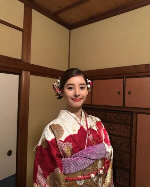Yuko Araki Instagram - 今日は"さよならマエストロ〜父と私のアパッシオナート〜"の制作発表がありました‼︎
来てくださった皆様ありがとうございました♡
とても和やかな雰囲気の中、素敵な時間を過ごすことができました☺️

成人の日ということで #スマホで写真年賀状 の撮影時に着させていただいた素敵なお着物での写真を☺️

成人を迎えられた皆様、おめでとうございます‼︎
周りの人を大切に、そして自分自身が自分の一番の味方でいてあげてください。
自分を信じてこれからも進んでいってくださいね☺️