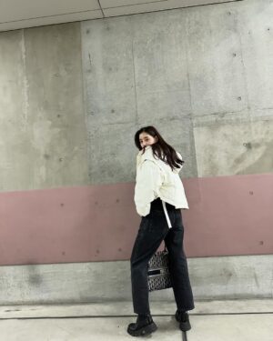 Yuko Araki Instagram - 私服♡

coat : @keikohitotsuyama × @nave_jp 
knit tops & vest : @todayful_ 
denim : @dior 
shoes : @alexandermcqueen 
bag : @dior 

#fashion #私服 #pr