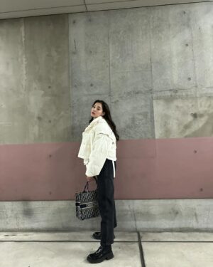 Yuko Araki Instagram - 私服♡

coat : @keikohitotsuyama × @nave_jp 
knit tops & vest : @todayful_ 
denim : @dior 
shoes : @alexandermcqueen 
bag : @dior 

#fashion #私服 #pr