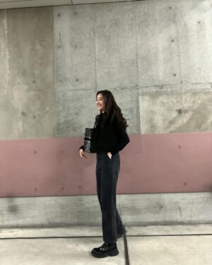 Yuko Araki Instagram - 私服♡

coat : @keikohitotsuyama × @nave_jp 
knit tops & vest : @todayful_ 
denim : @dior 
shoes : @alexandermcqueen 
bag : @dior 

#fashion #私服 #pr