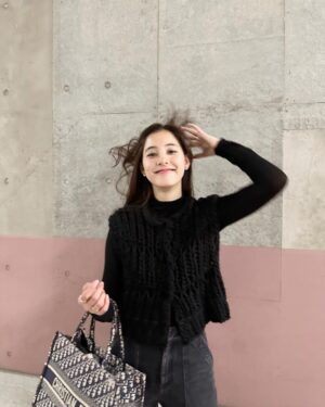 Yuko Araki Instagram - 私服♡

coat : @keikohitotsuyama × @nave_jp 
knit tops & vest : @todayful_ 
denim : @dior 
shoes : @alexandermcqueen 
bag : @dior 

#fashion #私服 #pr