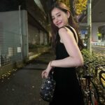 Yuko Araki Instagram - 昨日は"情熱大陸"見ていただいた皆様ありがとうございました‼︎ １年間密着していただいて、少しずつそのとき思ったこと感じていること、お仕事のこと。色んな話をさせていただきました。 自然体でいることがなんだか恥ずかしかったりもしましたが、あんなにもナチュラルな姿でいられたのも密着してくださったスタッフさんの愛だなぁと☺️ １年間本当にたくさんの現場に来て頂いて"今までの私""今の私"を知っていただけるきっかけにもなったかな...? ありがたいことに私自身もインタビューで話していることで自分自身に対する気づきがあったり、今後を見つめ直すきっかけになりました。 放送日が30歳の誕生日を迎えてすぐということもあり、とっても素敵な誕生日プレゼントを頂けたようなそんな気持ちになりました☺️ 改めて、関わってくださったスタッフの皆様。観てくださった視聴者の皆様ありがとうございました🙇🏻‍♀️ これからも応援してくれる大好きな皆様を大切に。 自分を信じて真っ直ぐに。 進んでいきます‼︎ 新木優子 ❤️‍🔥見逃した方はTVerでご覧いただけます dress : @dior bag : @dior shoes : @dior necklace . earring . bracelet : @dior ♡
