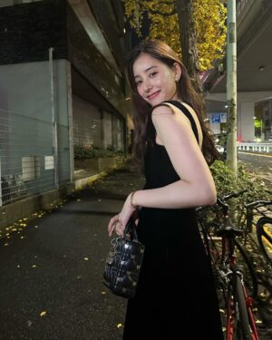 Yuko Araki Instagram - 昨日は"情熱大陸"見ていただいた皆様ありがとうございました‼︎
１年間密着していただいて、少しずつそのとき思ったこと感じていること、お仕事のこと。色んな話をさせていただきました。
自然体でいることがなんだか恥ずかしかったりもしましたが、あんなにもナチュラルな姿でいられたのも密着してくださったスタッフさんの愛だなぁと☺️
１年間本当にたくさんの現場に来て頂いて"今までの私""今の私"を知っていただけるきっかけにもなったかな...? 
ありがたいことに私自身もインタビューで話していることで自分自身に対する気づきがあったり、今後を見つめ直すきっかけになりました。
放送日が30歳の誕生日を迎えてすぐということもあり、とっても素敵な誕生日プレゼントを頂けたようなそんな気持ちになりました☺️

改めて、関わってくださったスタッフの皆様。観てくださった視聴者の皆様ありがとうございました🙇🏻‍♀️

これからも応援してくれる大好きな皆様を大切に。
自分を信じて真っ直ぐに。
進んでいきます‼︎

新木優子

❤️‍🔥見逃した方はTVerでご覧いただけます

dress : @dior 
bag : @dior 
shoes : @dior 
necklace . earring . bracelet : @dior ♡