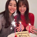 Yuko Araki Instagram - 本日、無事に30歳の誕生日🎂を迎えることができました♡‼︎ 夢の30代突入‼︎なんだかまだ信じられないようなふわふわした気持ちですが、 先日は大好きなファンの皆さまからバースデーソングを歌ってもらったり、ケーキももらったり♡ 幸せいっぱいな誕生日🎂を味わっています🥹‼︎ 20代本当にたくさんのお仕事をさせていただき、とにかくがむしゃらに駆け抜けた感謝でいっぱいの20代でした。 いつも本当にたくさんの応援をありがとうございます‼︎ 日付けが変わる瞬間はやはりまりちゃんがお仕事終わりケーキを持って🥹♡ 一緒にお祝いしてくれました🥰 30代もずーーーっとよろしくね♡らぶ
