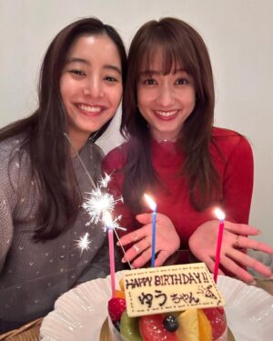 Yuko Araki Instagram - 本日、無事に30歳の誕生日🎂を迎えることができました♡‼︎

夢の30代突入‼︎なんだかまだ信じられないようなふわふわした気持ちですが、
先日は大好きなファンの皆さまからバースデーソングを歌ってもらったり、ケーキももらったり♡
幸せいっぱいな誕生日🎂を味わっています🥹‼︎

20代本当にたくさんのお仕事をさせていただき、とにかくがむしゃらに駆け抜けた感謝でいっぱいの20代でした。
いつも本当にたくさんの応援をありがとうございます‼︎

日付けが変わる瞬間はやはりまりちゃんがお仕事終わりケーキを持って🥹♡
一緒にお祝いしてくれました🥰
30代もずーーーっとよろしくね♡らぶ