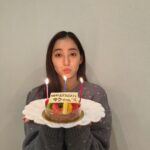 Yuko Araki Instagram - 本日、無事に30歳の誕生日🎂を迎えることができました♡‼︎ 夢の30代突入‼︎なんだかまだ信じられないようなふわふわした気持ちですが、 先日は大好きなファンの皆さまからバースデーソングを歌ってもらったり、ケーキももらったり♡ 幸せいっぱいな誕生日🎂を味わっています🥹‼︎ 20代本当にたくさんのお仕事をさせていただき、とにかくがむしゃらに駆け抜けた感謝でいっぱいの20代でした。 いつも本当にたくさんの応援をありがとうございます‼︎ 日付けが変わる瞬間はやはりまりちゃんがお仕事終わりケーキを持って🥹♡ 一緒にお祝いしてくれました🥰 30代もずーーーっとよろしくね♡らぶ