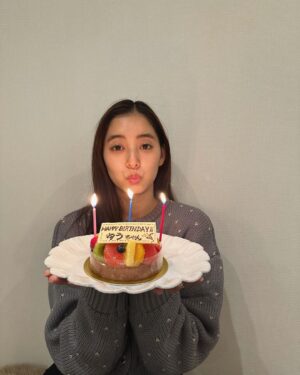 Yuko Araki Instagram - 本日、無事に30歳の誕生日🎂を迎えることができました♡‼︎

夢の30代突入‼︎なんだかまだ信じられないようなふわふわした気持ちですが、
先日は大好きなファンの皆さまからバースデーソングを歌ってもらったり、ケーキももらったり♡
幸せいっぱいな誕生日🎂を味わっています🥹‼︎

20代本当にたくさんのお仕事をさせていただき、とにかくがむしゃらに駆け抜けた感謝でいっぱいの20代でした。
いつも本当にたくさんの応援をありがとうございます‼︎

日付けが変わる瞬間はやはりまりちゃんがお仕事終わりケーキを持って🥹♡
一緒にお祝いしてくれました🥰
30代もずーーーっとよろしくね♡らぶ