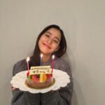 Yuko Araki Instagram - 本日、無事に30歳の誕生日🎂を迎えることができました♡‼︎ 夢の30代突入‼︎なんだかまだ信じられないようなふわふわした気持ちですが、 先日は大好きなファンの皆さまからバースデーソングを歌ってもらったり、ケーキももらったり♡ 幸せいっぱいな誕生日🎂を味わっています🥹‼︎ 20代本当にたくさんのお仕事をさせていただき、とにかくがむしゃらに駆け抜けた感謝でいっぱいの20代でした。 いつも本当にたくさんの応援をありがとうございます‼︎ 日付けが変わる瞬間はやはりまりちゃんがお仕事終わりケーキを持って🥹♡ 一緒にお祝いしてくれました🥰 30代もずーーーっとよろしくね♡らぶ