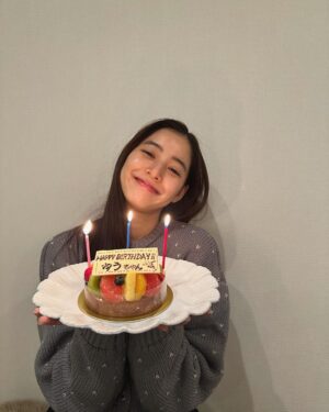 Yuko Araki Instagram - 本日、無事に30歳の誕生日🎂を迎えることができました♡‼︎

夢の30代突入‼︎なんだかまだ信じられないようなふわふわした気持ちですが、
先日は大好きなファンの皆さまからバースデーソングを歌ってもらったり、ケーキももらったり♡
幸せいっぱいな誕生日🎂を味わっています🥹‼︎

20代本当にたくさんのお仕事をさせていただき、とにかくがむしゃらに駆け抜けた感謝でいっぱいの20代でした。
いつも本当にたくさんの応援をありがとうございます‼︎

日付けが変わる瞬間はやはりまりちゃんがお仕事終わりケーキを持って🥹♡
一緒にお祝いしてくれました🥰
30代もずーーーっとよろしくね♡らぶ