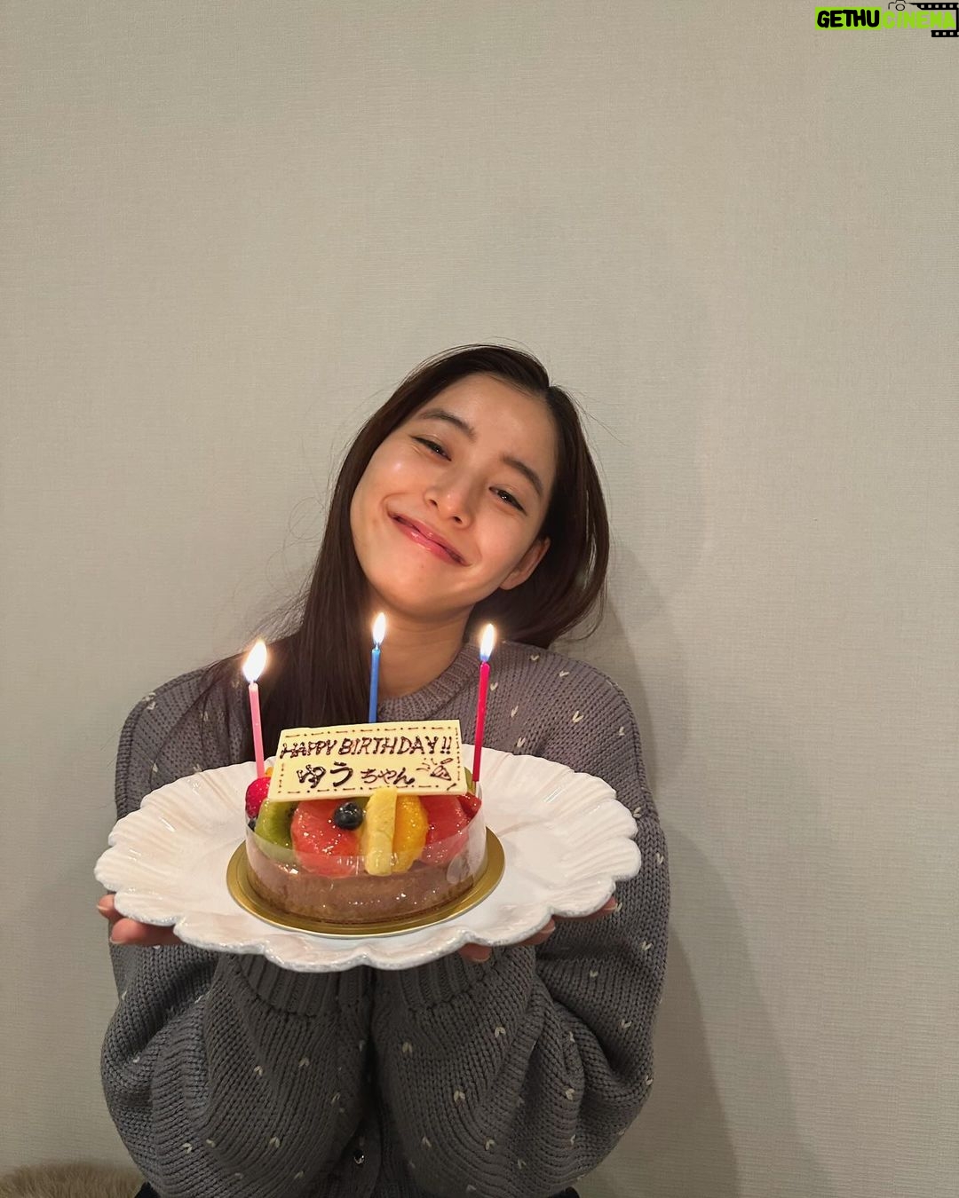 Yuko Araki - 194.5K Likes - 本日、無事に30歳の誕生日🎂を迎えることができました♡‼︎
夢の30代突入‼︎なんだかまだ信じられないようなふわふわした気持ちですが、
先日は大好きなファンの皆さまからバースデーソングを歌ってもらったり、ケーキももらったり♡
幸せいっぱいな誕生日🎂を味わっています🥹‼︎
20代本当にたくさんのお仕事をさせていただき、とにかくがむしゃらに駆け抜けた感謝でいっぱいの20代でした。
いつも本当にたくさんの応援をありがとうございます‼︎
日付けが変わる瞬間はやはりまりちゃんがお仕事終わりケーキを持って🥹♡
一緒にお祝いしてくれました🥰
30代もずーーーっとよろしくね♡らぶ