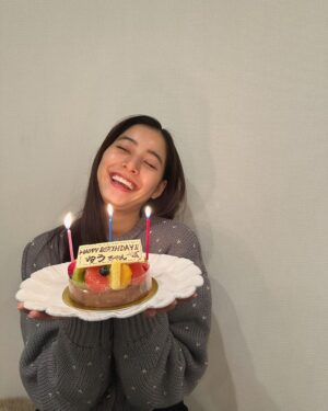 Yuko Araki Instagram - 本日、無事に30歳の誕生日🎂を迎えることができました♡‼︎

夢の30代突入‼︎なんだかまだ信じられないようなふわふわした気持ちですが、
先日は大好きなファンの皆さまからバースデーソングを歌ってもらったり、ケーキももらったり♡
幸せいっぱいな誕生日🎂を味わっています🥹‼︎

20代本当にたくさんのお仕事をさせていただき、とにかくがむしゃらに駆け抜けた感謝でいっぱいの20代でした。
いつも本当にたくさんの応援をありがとうございます‼︎

日付けが変わる瞬間はやはりまりちゃんがお仕事終わりケーキを持って🥹♡
一緒にお祝いしてくれました🥰
30代もずーーーっとよろしくね♡らぶ