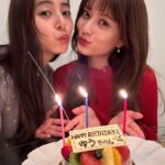 Yuko Araki Instagram - 本日、無事に30歳の誕生日🎂を迎えることができました♡‼︎ 夢の30代突入‼︎なんだかまだ信じられないようなふわふわした気持ちですが、 先日は大好きなファンの皆さまからバースデーソングを歌ってもらったり、ケーキももらったり♡ 幸せいっぱいな誕生日🎂を味わっています🥹‼︎ 20代本当にたくさんのお仕事をさせていただき、とにかくがむしゃらに駆け抜けた感謝でいっぱいの20代でした。 いつも本当にたくさんの応援をありがとうございます‼︎ 日付けが変わる瞬間はやはりまりちゃんがお仕事終わりケーキを持って🥹♡ 一緒にお祝いしてくれました🥰 30代もずーーーっとよろしくね♡らぶ