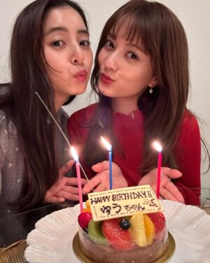 Yuko Araki Instagram - 本日、無事に30歳の誕生日🎂を迎えることができました♡‼︎

夢の30代突入‼︎なんだかまだ信じられないようなふわふわした気持ちですが、
先日は大好きなファンの皆さまからバースデーソングを歌ってもらったり、ケーキももらったり♡
幸せいっぱいな誕生日🎂を味わっています🥹‼︎

20代本当にたくさんのお仕事をさせていただき、とにかくがむしゃらに駆け抜けた感謝でいっぱいの20代でした。
いつも本当にたくさんの応援をありがとうございます‼︎

日付けが変わる瞬間はやはりまりちゃんがお仕事終わりケーキを持って🥹♡
一緒にお祝いしてくれました🥰
30代もずーーーっとよろしくね♡らぶ