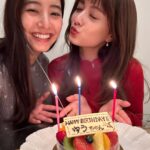 Yuko Araki Instagram – 本日、無事に30歳の誕生日🎂を迎えることができました♡‼︎

夢の30代突入‼︎なんだかまだ信じられないようなふわふわした気持ちですが、
先日は大好きなファンの皆さまからバースデーソングを歌ってもらったり、ケーキももらったり♡
幸せいっぱいな誕生日🎂を味わっています🥹‼︎

20代本当にたくさんのお仕事をさせていただき、とにかくがむしゃらに駆け抜けた感謝でいっぱいの20代でした。
いつも本当にたくさんの応援をありがとうございます‼︎

日付けが変わる瞬間はやはりまりちゃんがお仕事終わりケーキを持って🥹♡
一緒にお祝いしてくれました🥰
30代もずーーーっとよろしくね♡らぶ