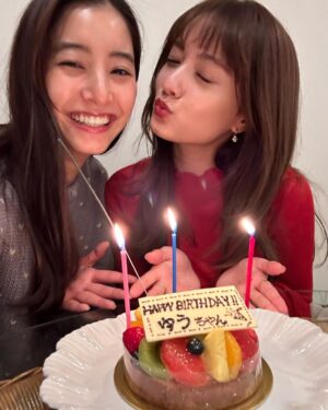 Yuko Araki Instagram - 本日、無事に30歳の誕生日🎂を迎えることができました♡‼︎

夢の30代突入‼︎なんだかまだ信じられないようなふわふわした気持ちですが、
先日は大好きなファンの皆さまからバースデーソングを歌ってもらったり、ケーキももらったり♡
幸せいっぱいな誕生日🎂を味わっています🥹‼︎

20代本当にたくさんのお仕事をさせていただき、とにかくがむしゃらに駆け抜けた感謝でいっぱいの20代でした。
いつも本当にたくさんの応援をありがとうございます‼︎

日付けが変わる瞬間はやはりまりちゃんがお仕事終わりケーキを持って🥹♡
一緒にお祝いしてくれました🥰
30代もずーーーっとよろしくね♡らぶ