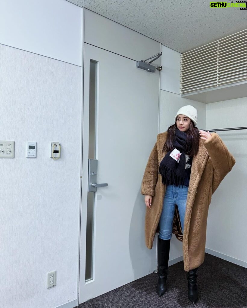 Yuko Araki Instagram - たまにスキニーを履く。身体の変化に気づくために。 私服🐻 coat : @maxmara knit : @nknit_official denim : @rollasjeans boots : @pippichic_official hat : @ca4la_official #fashion #ootd #私服 #pr