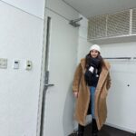 Yuko Araki Instagram - たまにスキニーを履く。身体の変化に気づくために。 私服🐻 coat : @maxmara knit : @nknit_official denim : @rollasjeans boots : @pippichic_official hat : @ca4la_official #fashion #ootd #私服 #pr