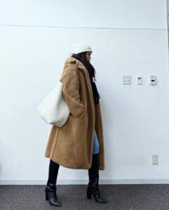 Yuko Araki Instagram - たまにスキニーを履く。身体の変化に気づくために。 私服🐻 coat : @maxmara knit : @nknit_official denim : @rollasjeans boots : @pippichic_official hat : @ca4la_official #fashion #ootd #私服 #pr