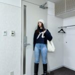 Yuko Araki Instagram - たまにスキニーを履く。身体の変化に気づくために。 私服🐻 coat : @maxmara knit : @nknit_official denim : @rollasjeans boots : @pippichic_official hat : @ca4la_official #fashion #ootd #私服 #pr