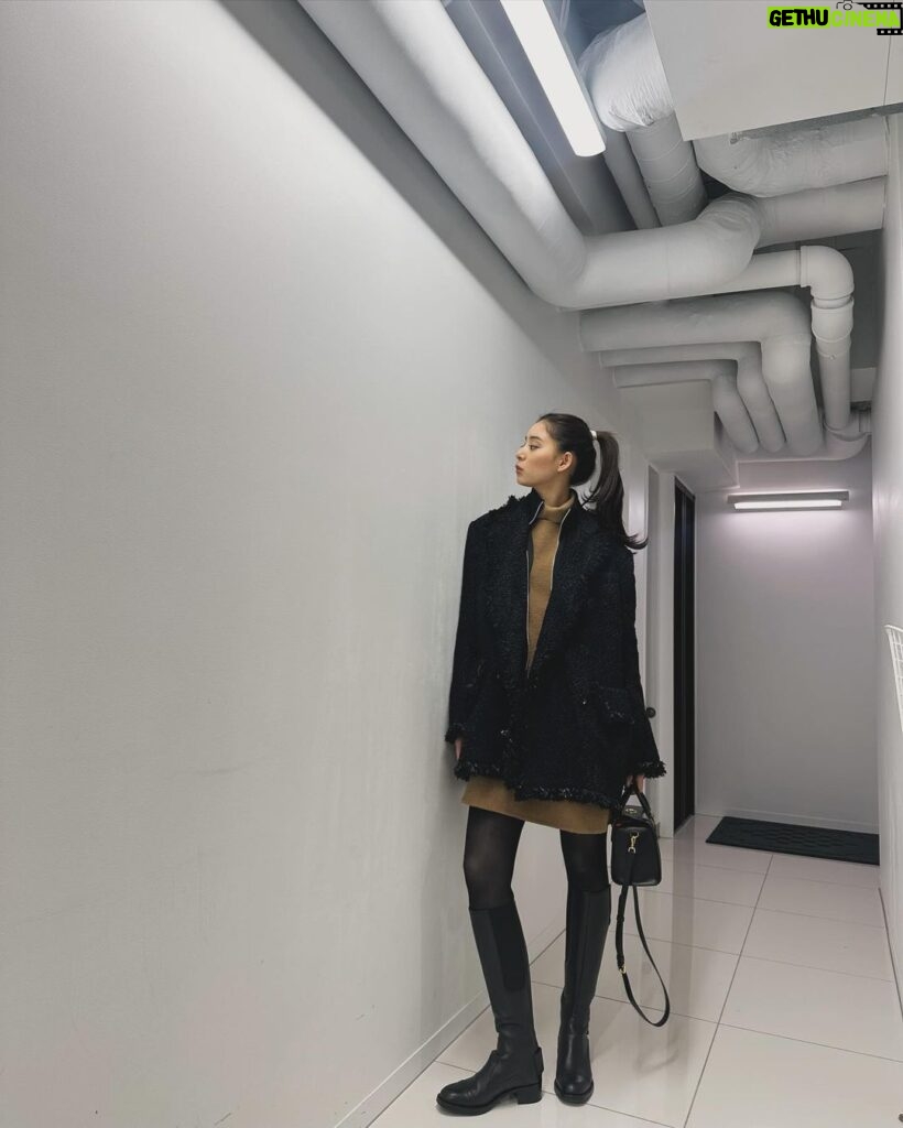 Yuko Araki Instagram - 私服♡ jacket : @sacaiofficial dress : @storieshongkong knit : @storieshongkong boots : @dior bag : @dior #fashion #ootd #dior #pr