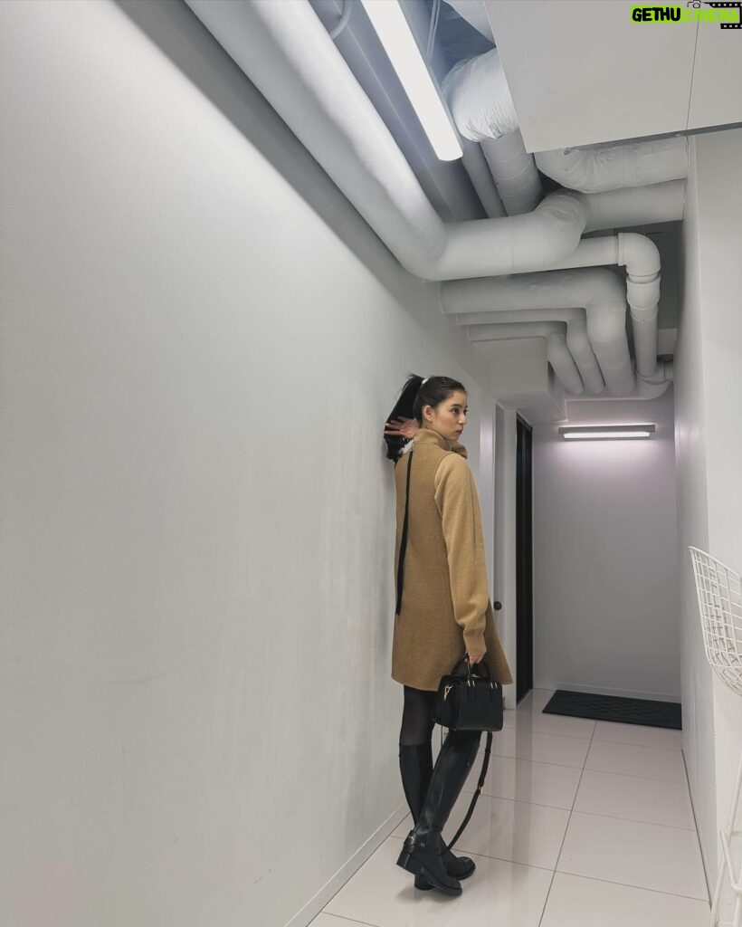 Yuko Araki Instagram - 私服♡ jacket : @sacaiofficial dress : @storieshongkong knit : @storieshongkong boots : @dior bag : @dior #fashion #ootd #dior #pr