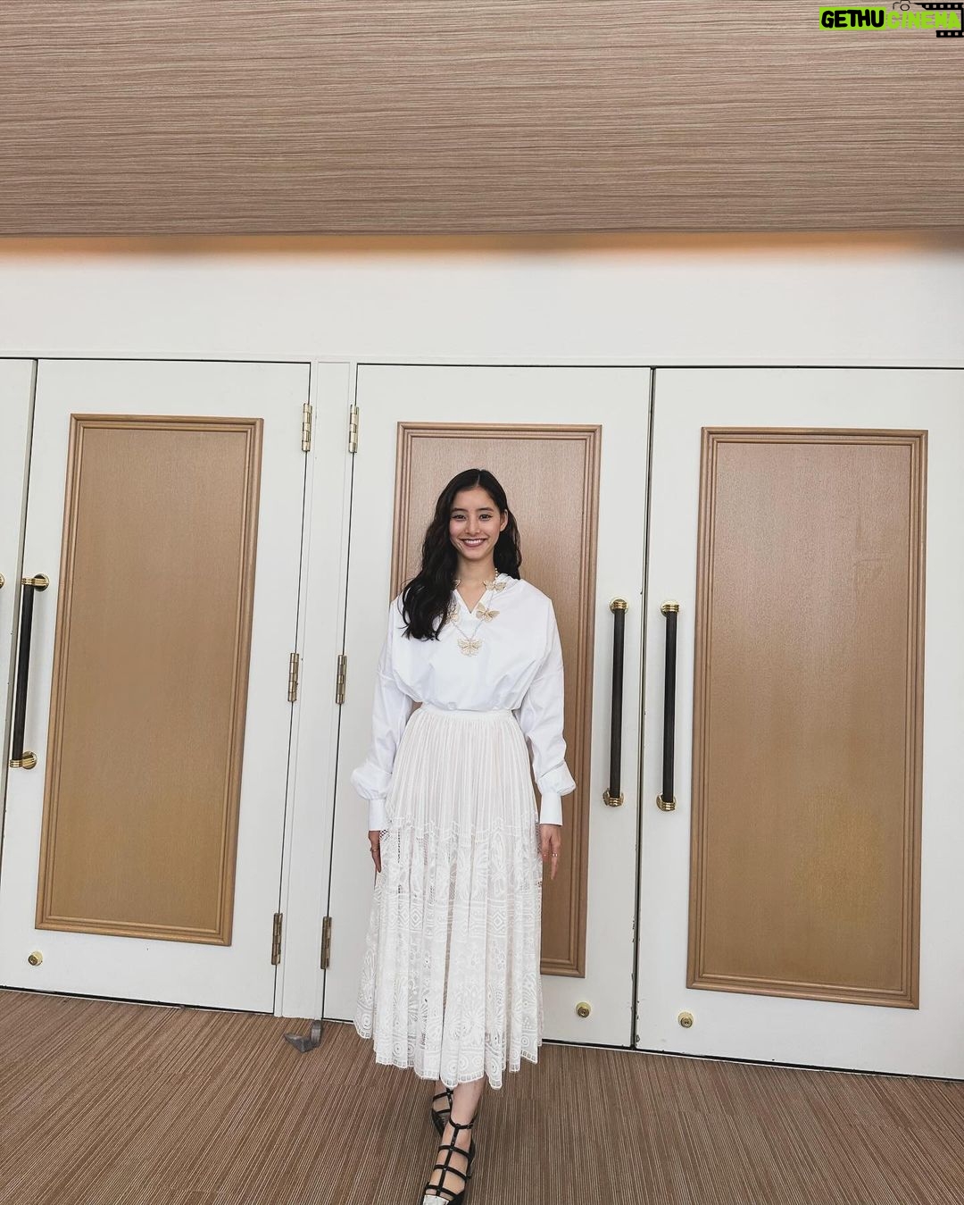 Yuko Araki Instagram - 無事にファンミーティングが終わりましたっ! 1部も2部も3部もほんっとうに楽しくて充実していて素晴らしい会になりました🥲💓 MCの奥浜レイラさん、平成ノブシコブシの吉村さん、ゲストで来てくれたりっちゃん、田中みな実さん‼︎ VTRやコメントを寄せてくださった皆様♡‼︎ 支えてくださったスタッフの皆様‼︎ そして何より、会場に来てくださった大好きな皆様‼︎ ほんっとうにありがとうございました🥲💓 私がたくさん幸せな気持ちにしようと思っていたのに、たくさん幸せな気持ちを頂きました🥲‼︎ 本当に感謝の気持ちでいっぱいです🥹 またすぐ会えますように♡ *インスタのバグであげ直しです🙇🏻♀️‼︎