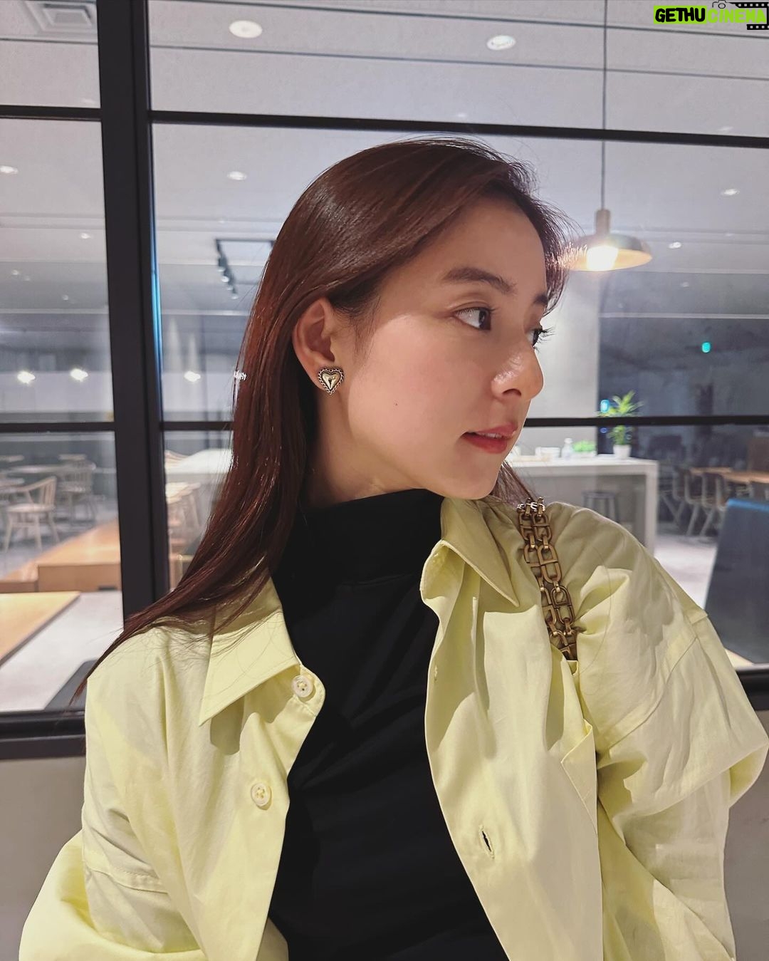 Yuko Araki Instagram - 秋めいてきた 私服♡ "あらきあるき"新エピソードが追加されています♡ ぜひチェックしてください☺️ tops : @todayful_ shirt : @amiparis denim : @driesvannoten shoes : @sacaiofficial bag : @dior earring : @lohmejewelry #fashion #PR #ootd #私服