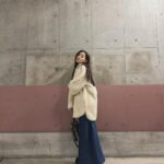 Yuko Araki Instagram - 今日、とっても寒かったですね、、🥲 今日の「 #さよならマエストロ 」の撮影は、寒い中でしたが、たくさんのエキストラの方に協力していただき、無事に撮影を終えることができました。 ずっと寒いところにいたので、なかなか水分をとれていなかったり、外と部屋の中の寒暖差で体がびっくりしてる感じがしたので、お風呂でゆっくり温まりました。 寒いと水分をとるのを忘れがちになりますよね...。 皆さんも気づいた時に少しずつ水分補給して下さいね☺️ 少し前の私服♡ coat : @isabelmarant tops : @auralee_tokyo skirt : vintage shoes : @uggjapan bag : @dior #fashion #ootd #PR