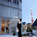 Yuko Araki Instagram - 3月23日(土)にオープンするDIOR麻布台ヒルズのオープニングイベントに行ってきました‼︎ 建築家の隈研吾さんが外装と内装を手掛けられたと言うことで、日本の伝統的な技術とDiorの職人技が融合したとっても素敵な空間でした✨ メイクは、ディオールスキン フォーエヴァーの新しいリキッド ハイライターを☺️ ツヤ感がとても綺麗で今回のルックにもピッタリなメイクでした♡ makeup : @kennakano_mua hair : @tetsuyayamakata styling : @shinosuganuma @dior @diorbeauty #Dior #ディオールファインジュエリー　 #supportedbydior