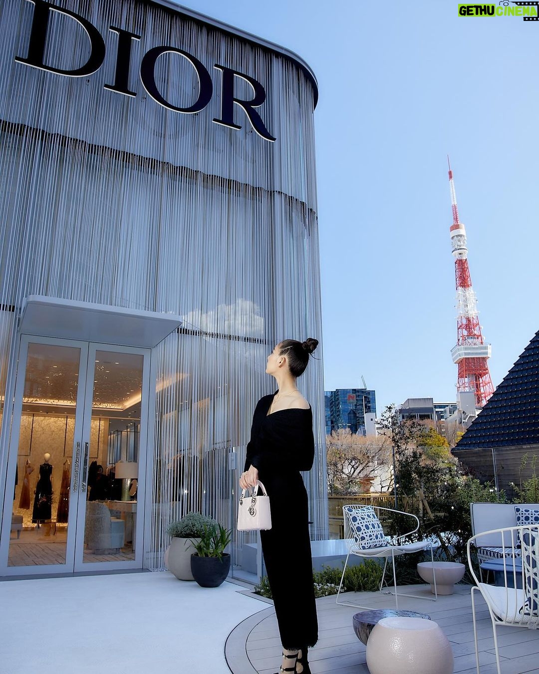 Yuko Araki Instagram - 3月23日(土)にオープンするDIOR麻布台ヒルズのオープニングイベントに行ってきました‼︎ 建築家の隈研吾さんが外装と内装を手掛けられたと言うことで、日本の伝統的な技術とDiorの職人技が融合したとっても素敵な空間でした✨ メイクは、ディオールスキン フォーエヴァーの新しいリキッド ハイライターを☺️ ツヤ感がとても綺麗で今回のルックにもピッタリなメイクでした♡ makeup : @kennakano_mua hair : @tetsuyayamakata styling : @shinosuganuma @dior @diorbeauty #Dior #ディオールファインジュエリー #supportedbydior