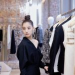 Yuko Araki Instagram - 3月23日(土)にオープンするDIOR麻布台ヒルズのオープニングイベントに行ってきました‼︎ 建築家の隈研吾さんが外装と内装を手掛けられたと言うことで、日本の伝統的な技術とDiorの職人技が融合したとっても素敵な空間でした✨ メイクは、ディオールスキン フォーエヴァーの新しいリキッド ハイライターを☺️ ツヤ感がとても綺麗で今回のルックにもピッタリなメイクでした♡ makeup : @kennakano_mua hair : @tetsuyayamakata styling : @shinosuganuma @dior @diorbeauty #Dior #ディオールファインジュエリー　 #supportedbydior