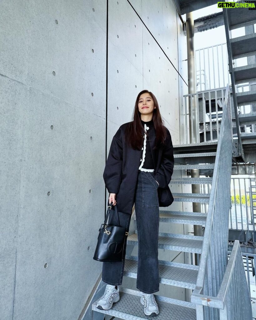 Yuko Araki Instagram - 撮影の日の私服🦦 jacket : @louren__official knit : @coel.official denim : @dior shoes : @dior bag : @dior #fashion #ootd #denim #supportedbydior ♡