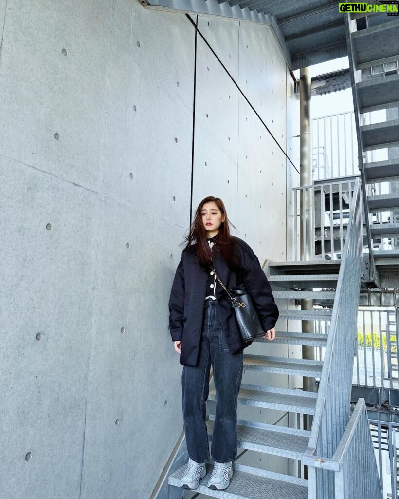 Yuko Araki Instagram - 撮影の日の私服🦦 jacket : @louren__official knit : @coel.official denim : @dior shoes : @dior bag : @dior #fashion #ootd #denim #supportedbydior ♡