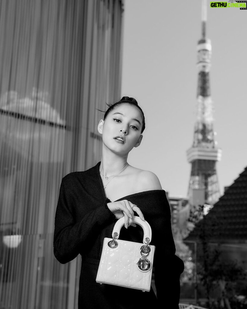 Yuko Araki Instagram - 3月23日(土)にオープンするDIOR麻布台ヒルズのオープニングイベントに行ってきました‼︎ 建築家の隈研吾さんが外装と内装を手掛けられたと言うことで、日本の伝統的な技術とDiorの職人技が融合したとっても素敵な空間でした✨ メイクは、ディオールスキン フォーエヴァーの新しいリキッド ハイライターを☺️ ツヤ感がとても綺麗で今回のルックにもピッタリなメイクでした♡ makeup : @kennakano_mua hair : @tetsuyayamakata styling : @shinosuganuma @dior @diorbeauty #Dior #ディオールファインジュエリー　 #supportedbydior