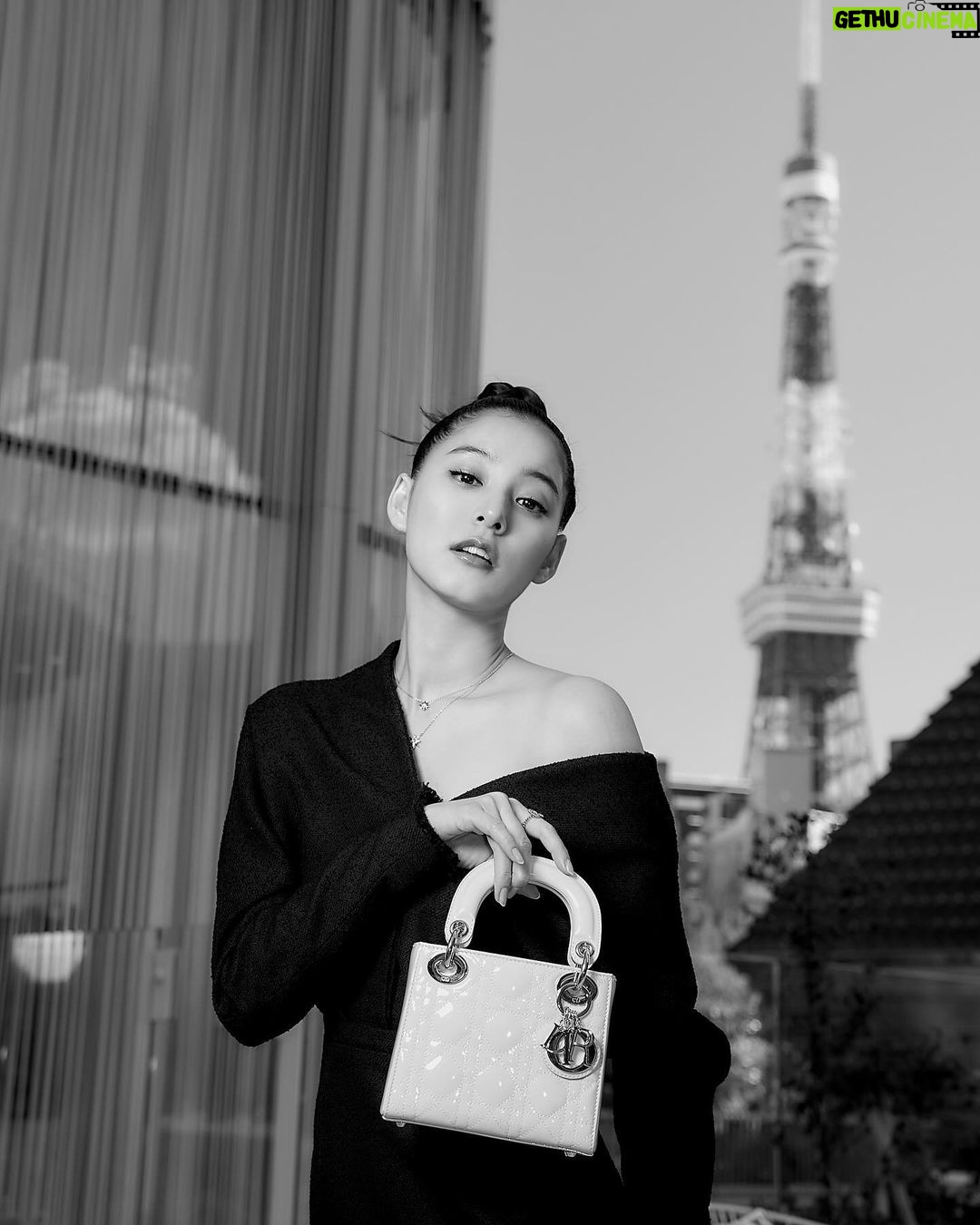 Yuko Araki Instagram - 3月23日(土)にオープンするDIOR麻布台ヒルズのオープニングイベントに行ってきました‼︎ 建築家の隈研吾さんが外装と内装を手掛けられたと言うことで、日本の伝統的な技術とDiorの職人技が融合したとっても素敵な空間でした✨ メイクは、ディオールスキン フォーエヴァーの新しいリキッド ハイライターを☺️ ツヤ感がとても綺麗で今回のルックにもピッタリなメイクでした♡ makeup : @kennakano_mua hair : @tetsuyayamakata styling : @shinosuganuma @dior @diorbeauty #Dior #ディオールファインジュエリー #supportedbydior