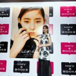 Yuko Araki Instagram - 少し遅れましたが、博多でのカレンダーお渡し会ありがとうございました☺️ 博多ではモノトーンな衣装にポニーテールでした♡ 素敵なヘアメイクに衣装をありがとう🥺♡ 久しぶりの地方でのイベントということで 私もとっても楽しみにしていたけど、 大阪でも博多でも楽しみにしてたよ、来てくれてありがとうと伝えて下さってすごく嬉しかったし、 "初めて会いに来ました☺️""honeyぶりに会いに来ました☺️""いつもたくさん元気もらってます☺️" 他にも質問してくれたり、手紙を書いてきてくれたりたくさんの想いを伝えてくれて。 親子や夫婦、家族、友達、赤ちゃんと一緒に来てくれるだけでもすごく嬉しいのに、私がとっても幸せな気持ちになったし、たくさんのパワーをもらいました。 来て下さった皆さま本当に本当にありがとう🥹💓 次の目標は地方でのファンミーティング開催です💪🏻‼︎