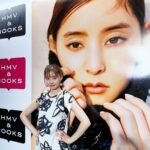 Yuko Araki Instagram – 少し遅れましたが、博多でのカレンダーお渡し会ありがとうございました☺️
博多ではモノトーンな衣装にポニーテールでした♡
素敵なヘアメイクに衣装をありがとう🥺♡

久しぶりの地方でのイベントということで
私もとっても楽しみにしていたけど、
大阪でも博多でも楽しみにしてたよ、来てくれてありがとうと伝えて下さってすごく嬉しかったし、
“初めて会いに来ました☺️””honeyぶりに会いに来ました☺️””いつもたくさん元気もらってます☺️”
他にも質問してくれたり、手紙を書いてきてくれたりたくさんの想いを伝えてくれて。
親子や夫婦、家族、友達、赤ちゃんと一緒に来てくれるだけでもすごく嬉しいのに、私がとっても幸せな気持ちになったし、たくさんのパワーをもらいました。
来て下さった皆さま本当に本当にありがとう🥹💓

次の目標は地方でのファンミーティング開催です💪🏻‼︎