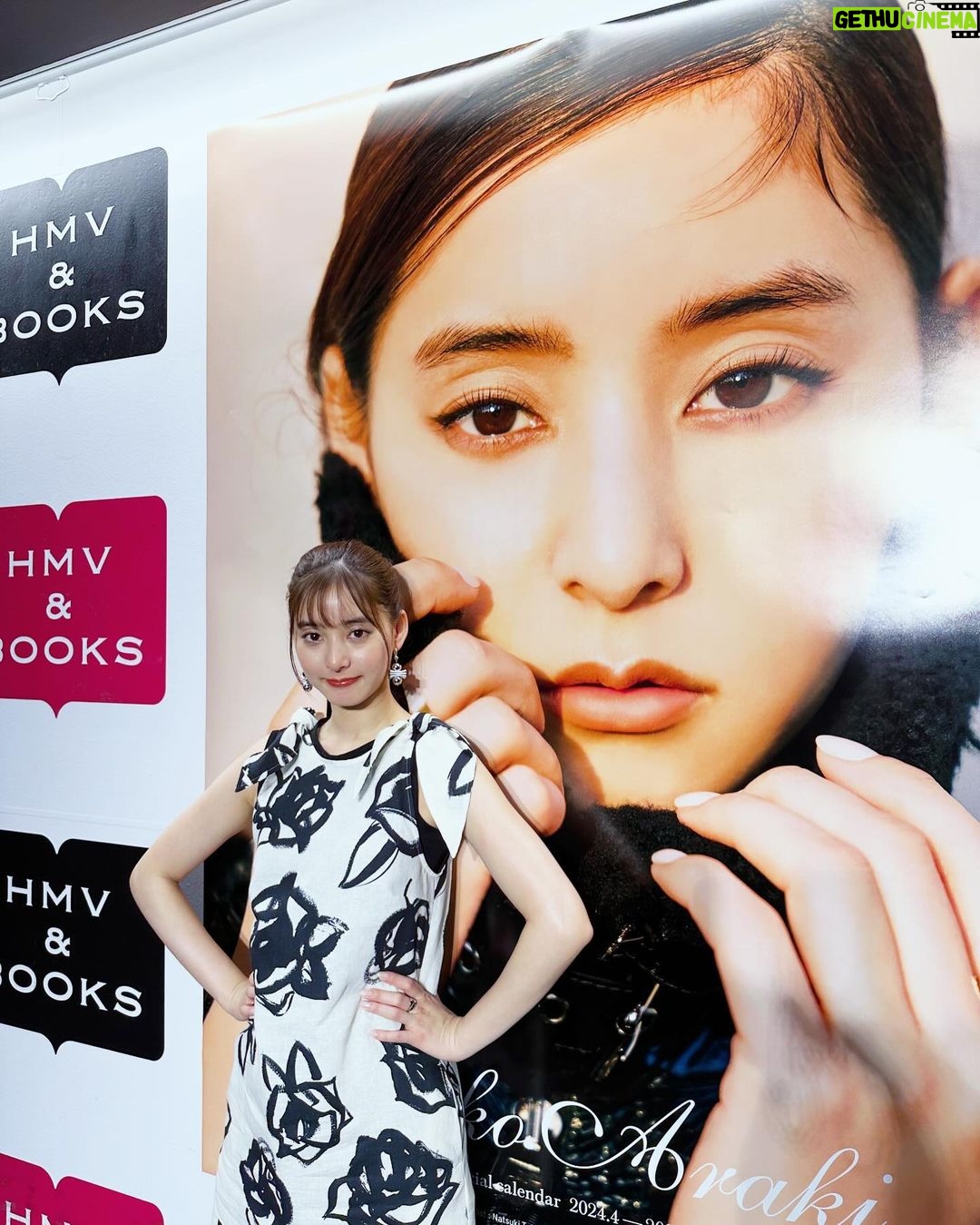 Yuko Araki Instagram - 少し遅れましたが、博多でのカレンダーお渡し会ありがとうございました☺️ 博多ではモノトーンな衣装にポニーテールでした♡ 素敵なヘアメイクに衣装をありがとう🥺♡ 久しぶりの地方でのイベントということで 私もとっても楽しみにしていたけど、 大阪でも博多でも楽しみにしてたよ、来てくれてありがとうと伝えて下さってすごく嬉しかったし、 "初めて会いに来ました☺️""honeyぶりに会いに来ました☺️""いつもたくさん元気もらってます☺️" 他にも質問してくれたり、手紙を書いてきてくれたりたくさんの想いを伝えてくれて。 親子や夫婦、家族、友達、赤ちゃんと一緒に来てくれるだけでもすごく嬉しいのに、私がとっても幸せな気持ちになったし、たくさんのパワーをもらいました。 来て下さった皆さま本当に本当にありがとう🥹💓 次の目標は地方でのファンミーティング開催です💪🏻‼︎