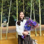 Yuko Araki Instagram - 本日、3月17日(日)よる9時から TBS日曜劇場「さよならマエストロ〜父と私のアパッシオナート〜」がついに最終回！15分拡大放送です‼︎ 親子の絆が戻り、マエストロと晴海フィルの今後がどうなるのか‼︎ ぜひ最後まで見届けてください☺️ 写真はクランクアップの時の写真なのですが🤳 いただいた花束がとっても素敵で♡私も瑠李といえば紫と思っていたのでスタッフさんの解釈と一致している気がして、とても嬉しかったです☺️♡