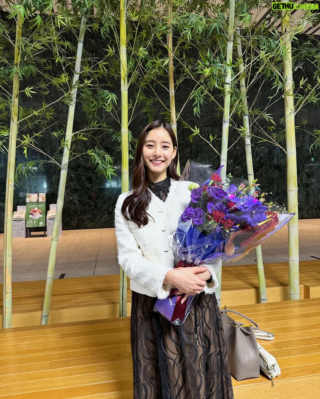 Yuko Araki Instagram - 本日、3月17日(日)よる9時から TBS日曜劇場「さよならマエストロ〜父と私のアパッシオナート〜」がついに最終回!15分拡大放送です‼︎ 親子の絆が戻り、マエストロと晴海フィルの今後がどうなるのか‼︎ ぜひ最後まで見届けてください☺️ 写真はクランクアップの時の写真なのですが🤳 いただいた花束がとっても素敵で♡私も瑠李といえば紫と思っていたのでスタッフさんの解釈と一致している気がして、とても嬉しかったです☺️♡