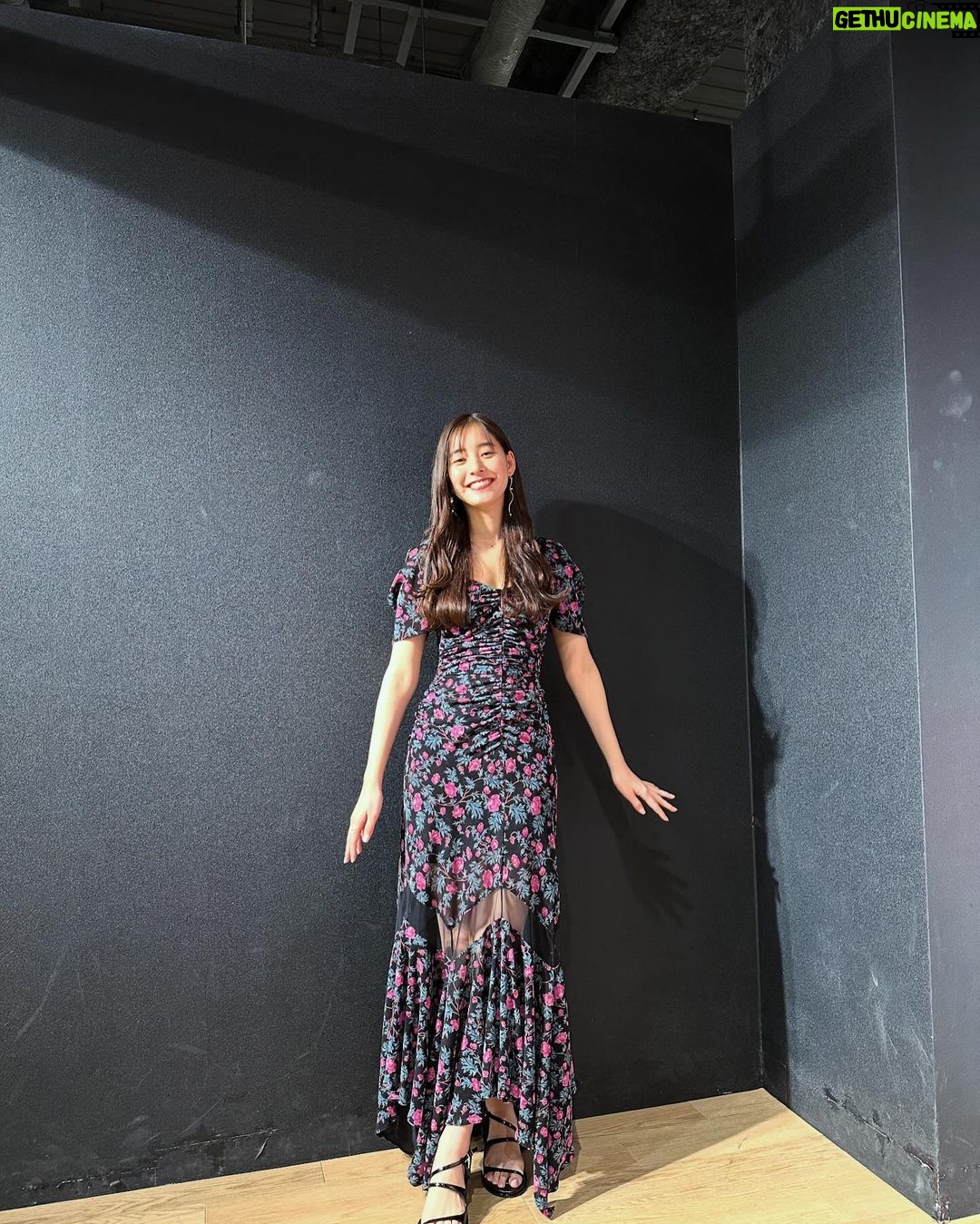 Yuko Araki Instagram - カレンダーのお渡し会ありがとうございました♡ 久しぶりに来てくれる方から初めての方もたくさん来てくださってとっても嬉しかったです🥺💓 素敵な時間をありがとうございました☺️♡ 明日は福岡です‼︎来てくださる方お楽しみにー♡ 素敵な衣装とヘアメイクありがとうございます❤️ makeup : @tomoe___nakayama styling : @nattunki dress : @fetico_official