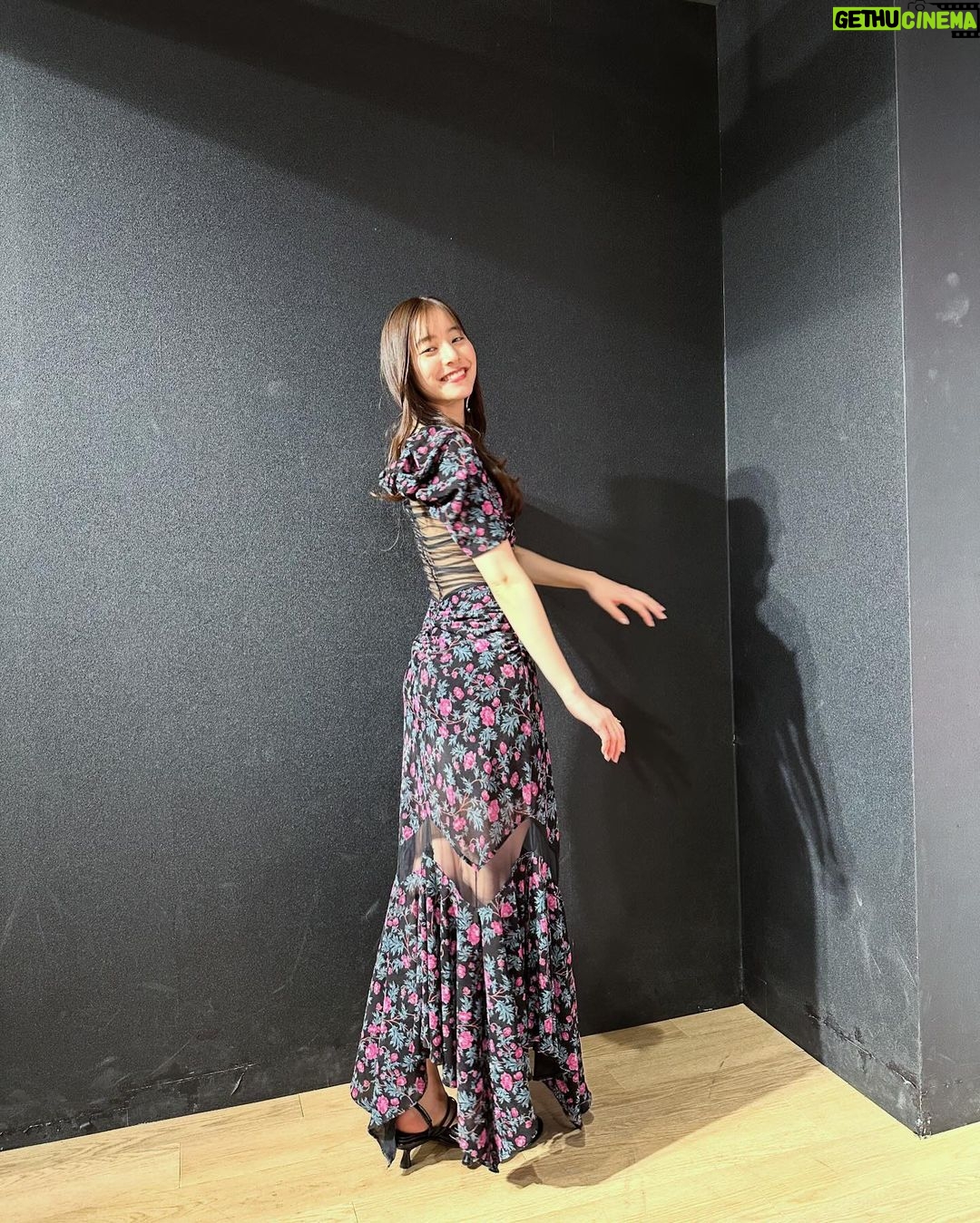 Yuko Araki Instagram - カレンダーのお渡し会ありがとうございました♡ 久しぶりに来てくれる方から初めての方もたくさん来てくださってとっても嬉しかったです🥺💓 素敵な時間をありがとうございました☺️♡ 明日は福岡です‼︎来てくださる方お楽しみにー♡ 素敵な衣装とヘアメイクありがとうございます❤️ makeup : @tomoe___nakayama styling : @nattunki dress : @fetico_official