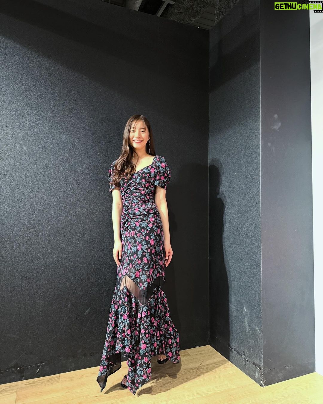 Yuko Araki Instagram - カレンダーのお渡し会ありがとうございました♡ 久しぶりに来てくれる方から初めての方もたくさん来てくださってとっても嬉しかったです🥺💓 素敵な時間をありがとうございました☺️♡ 明日は福岡です‼︎来てくださる方お楽しみにー♡ 素敵な衣装とヘアメイクありがとうございます❤️ makeup : @tomoe___nakayama styling : @nattunki dress : @fetico_official