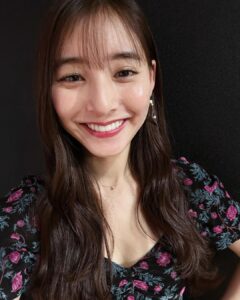 Yuko Araki Instagram - カレンダーのお渡し会ありがとうございました♡ 久しぶりに来てくれる方から初めての方もたくさん来てくださってとっても嬉しかったです🥺💓 素敵な時間をありがとうございました☺️♡ 明日は福岡です‼︎来てくださる方お楽しみにー♡ 素敵な衣装とヘアメイクありがとうございます❤️ makeup : @tomoe___nakayama styling : @nattunki dress : @fetico_official
