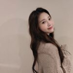 Yura Instagram - 2022년 안녕..😢👋 빠르게 도망갔구나... 내년에는 조금만 천천히가자❤️ 22년에도 정말 많은 분들께 감사했습니다 행복할수있게 해주셔서 늘 감사해요 모두. 여러분 남은 한해 행복하게 보내시구 새해 복 많이받으세요🧡💛🩵 23년은 더 많이 웃기를♡