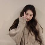 Yura Instagram - 2022년 안녕..😢👋 빠르게 도망갔구나... 내년에는 조금만 천천히가자❤️ 22년에도 정말 많은 분들께 감사했습니다 행복할수있게 해주셔서 늘 감사해요 모두. 여러분 남은 한해 행복하게 보내시구 새해 복 많이받으세요🧡💛🩵 23년은 더 많이 웃기를♡